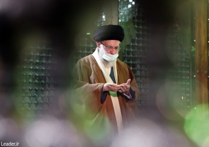 سپاه نیوز: حضرت آیت‌الله خامنه‌ای در آستانه دهه فجر و چهل‌وسومین سالروز پیروزی شکوهمند انقلاب اسلامی در مرقد امام خمینی(ره) و گلزار شهدا حضور یافتند.