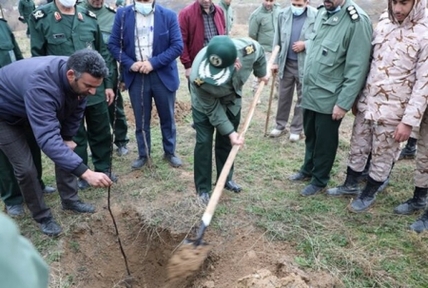 سپاه نیوز: فرمانده سپاه بیت المقدس استان کردستان از کاشت هشت هزار و ۶۰۰ اصله نهال غیر مثمر و ۷۰۰ اصله نهال مثمر در نقاط مختلف استان خبر داد.