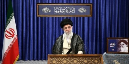 سپاه نیوز: حضرت آیت ا... خامنه ای منطق مبارزه فلسطینی یعنی «همه‌پرسی از همه ساکنان اصلی فلسطین برای تعیین نظام سیاسی کشور» را منطقی مترقی و جذاب خواندند و خاطرنشان کردند: بر اساس این منطق که بوسیله جمهوری اسلامی در اسناد سازمان ملل نیز به ثبت رسیده، مبارزان فلسطینی می‌توانند یک همه‌پرسی با شرکت همه ساکنان اصلی فلسطین از هر قوم و دین از جمله آوارگان فلسطینی مطرح کنند که نتیجه این همه‌پرسی نظام سیاسی کشور را معین می‌کند. آن نظام سیاسی آوارگان را به داخل برمی‌گرداند و سرنوشت بیگانگان سُکنی‌گزیده را تعیین می‌کند.