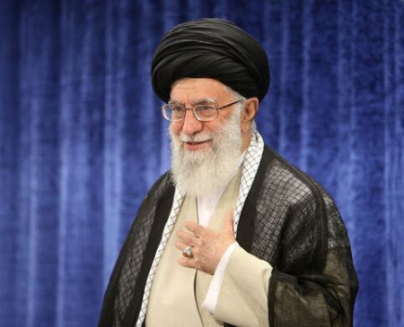 سپاه نیوز: رهبر انقلاب اسلامی در پی حضور حماسی و شورانگیز ملت ایران در انتخابات ۲۸ خرداد در پیامی گفتند: پیروز بزرگ انتخابات دیروز، ملت ایران است که یک‌بار دیگر در برابر تبلیغات رسانه‌های مزدور دشمن و وسوسه‌ی خام‌اندیشان و بدخواهان، قد برافراشت و حضور خود در قلب میدان سیاسی کشور را نشان داد.