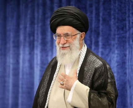 سپاه نیوز: رهبر انقلاب اسلامی در پی حضور حماسی و شورانگیز ملت ایران در انتخابات ۲۸ خرداد در پیامی گفتند: پیروز بزرگ انتخابات دیروز، ملت ایران است که یک‌بار دیگر در برابر تبلیغات رسانه‌های مزدور دشمن و وسوسه‌ی خام‌اندیشان و بدخواهان، قد برافراشت و حضور خود در قلب میدان سیاسی کشور را نشان داد.