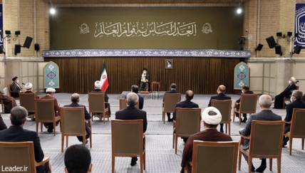 سپاه نیوز: رهبر انقلاب فرمودند:مردم با صفوف پر شور و اظهارات پر انگیزه خود از ساعات اول صبح، حماسه عظیم و واقعی آفریدند و مشت محکمی بر سینه تحریم‌کنندگان و مخالفان و معارضان انتخابات زدند.