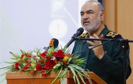 سپاه نیوز؛ فرمانده کل سپاه پاسداران با بیان اینکه آمریکا آنقدر ضعیف شده که عملا در متن سیاست‌های منطقه دیده نمی‌شود، گفت: بایدن به منطقه آمد تا بگوید هنوز خاورمیانه و جهان اسلام در اولویت سیاست خارجی اوست اما با دست‌های خالی به آمریکا بازگشت.