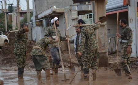 سپاه نیوز: فرمانده سپاه حضرت قمربنی هاشم(ع) استان چهارمحال و بختیاری با اشاره به حضور بسیج در روستای سیل‌زده بارده برای لای‌روبی سد خاکی و آماده‌سازی منبع ذخیره آب کشاورزان، گفت: گروه‌های جهادی بسیج از ابتدای وقوع سیل در منطقه حضور داشتند.