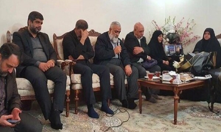 سردار نقدی در منزل شهید دانشجو معلم «فائزه رحیمی» که در حادثه تروریستی کرمان به شهادت رسید، حضور یافت.