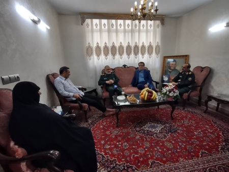 سپاه نیوز؛ سرلشکر حسین سلامی با حضور در منزل شهید محمد بروجردی با خانواده این شهید والامقام دیدار و گفتگو کرد.