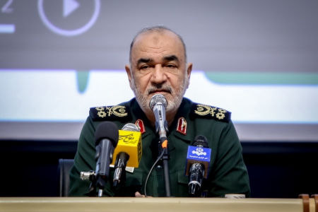 فرمانده کل سپاه پاسداران انقلاب اسلامی گفت: جنگ‌ بین نیروی مسلحی که به وضوح دیده می‌شد و تانک‌هایی که در چند قدمی جوانان مبارز قرار گرفتند و جوانان مسلمانی که دیده نمی‌شدند، بود و جنگ اشباح آغاز شد و تانک‌ها مثل دانه‌هایی که توسط مرغ چیده می‌شود، شکار می‌شدند‌.