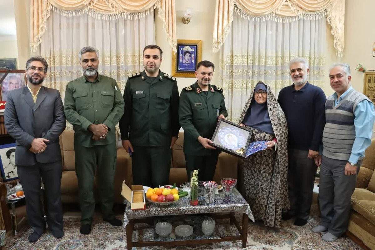 فرمانده سپاه استان سمنان و هیئت همراه با مادر شهید علی اصغر نورانیان به مناسبت میلاد حضرت زهرا(س) و روز مادر دیدار کرد