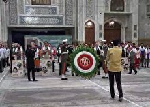 عطر افشانی مرقد امام راحل از سوی بسیجیان کاشان