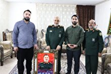 تقدیم لوح درجۀ رشادت سردار سرلشکر شهید عباس نیلفروشان به خانواده ایشان توسط فرمانده کل سپاه