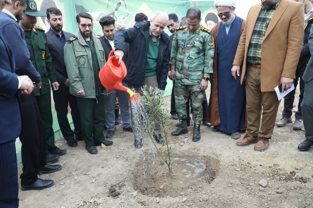 آئین سنت حسنه ی کاشت درخت در هفته درختکاری در استان قم برگزار شد