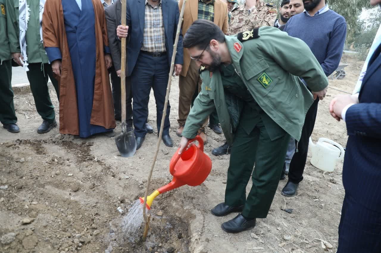 آئین سنت حسنه ی کاشت درخت در هفته درختکاری در استان قم برگزار شد