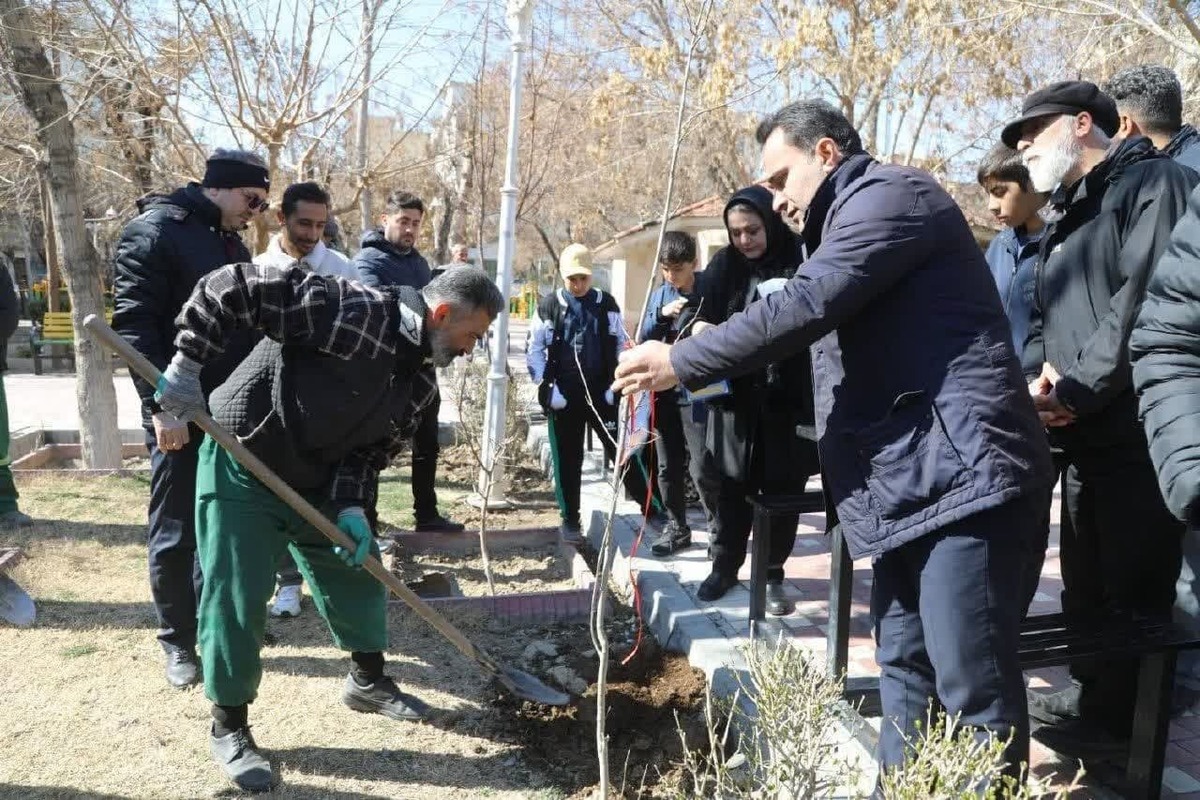 آئین کاشت چهارهزار نهال به نیت سرداران و چهارهزار شهید والامقام دارالشهدای تهران