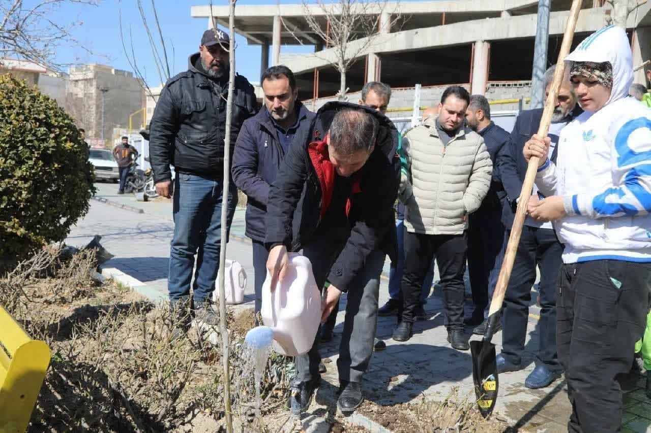 آئین کاشت چهارهزار نهال به نیت سرداران و چهارهزار شهید والامقام دارالشهدای تهران