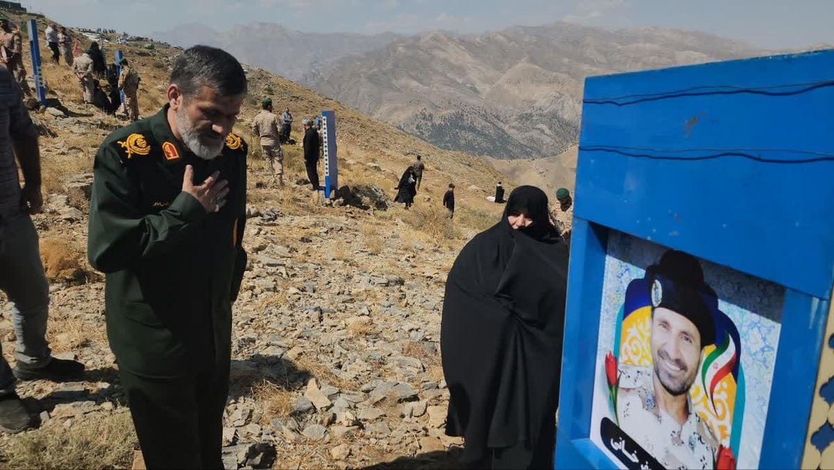 دیدار سردار رفیعی با پدر و مادر شهید حسن حسین‌پور و همسر سردار شهید محمد‌ جعفرخانی