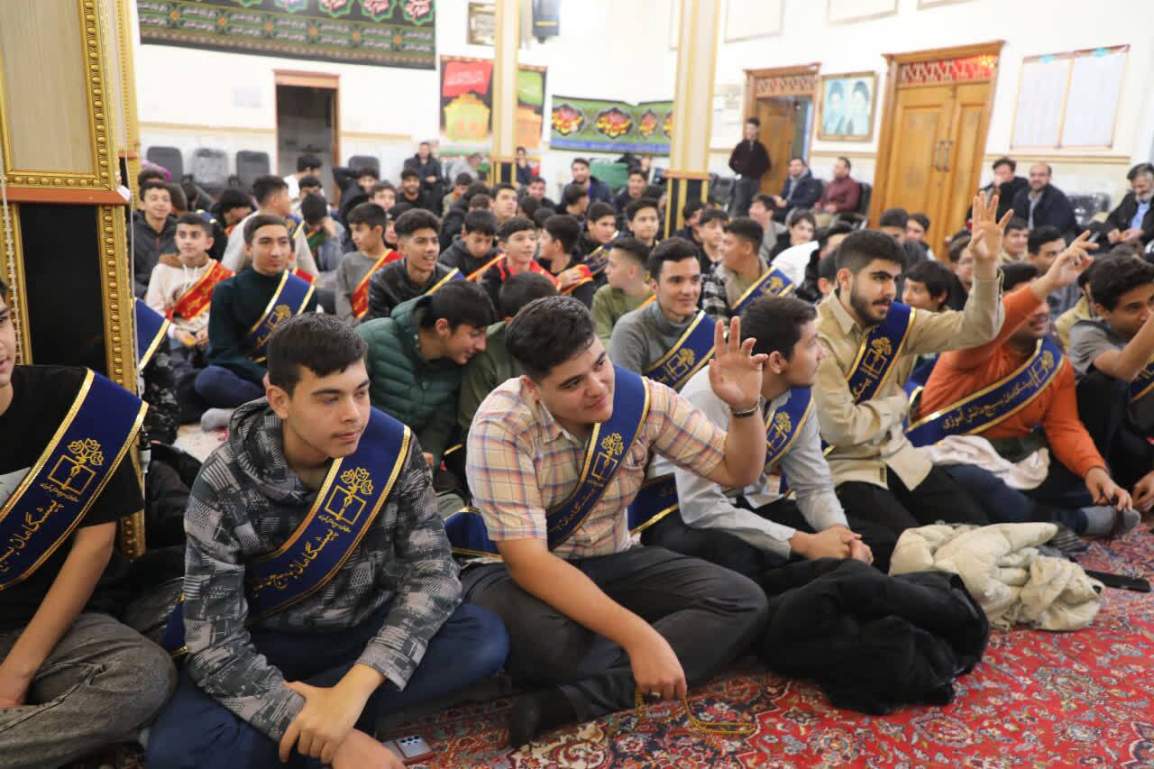 حضور صمیمی فرمانده سپاه استان اردبیل در جمع معتکفین نوجوان و جوان حضور صمیمی فرمانده سپاه استان اردبیل در جمع معتکفین نوجوان و جوان