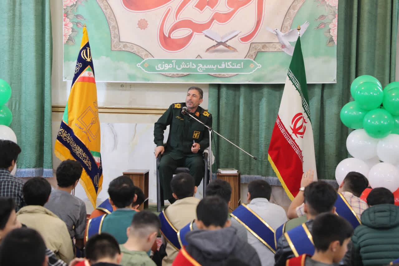 حضور صمیمی فرمانده سپاه استان اردبیل در جمع معتکفین نوجوان و جوان حضور صمیمی فرمانده سپاه استان اردبیل در جمع معتکفین نوجوان و جوان