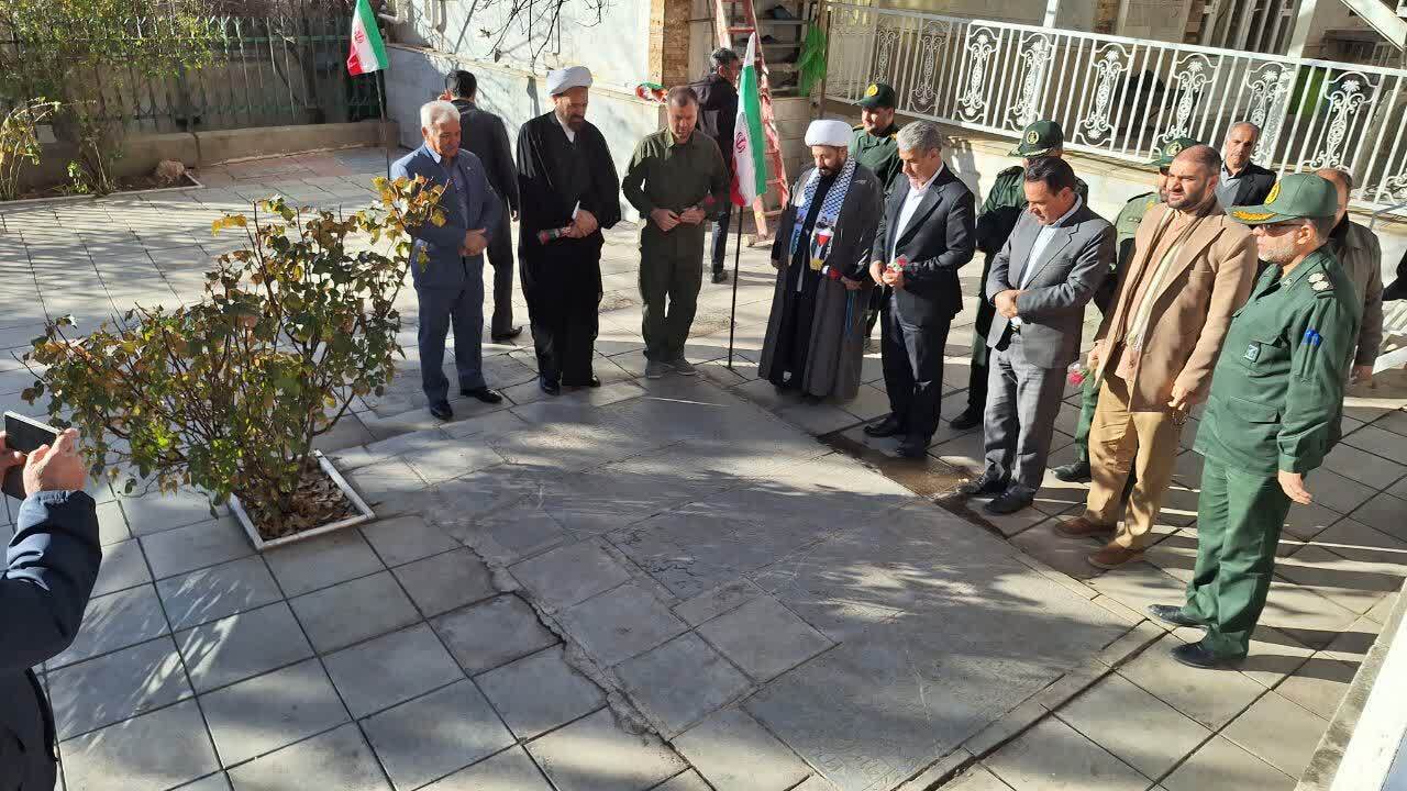 غبار روبی مزار شهدا در شهرستان دالاهو غبار روبی مزار شهدا در شهرستان دالاهو