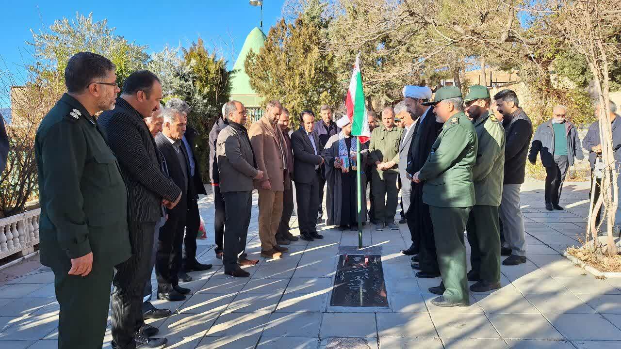غبار روبی مزار شهدا در شهرستان دالاهو غبار روبی مزار شهدا در شهرستان دالاهو