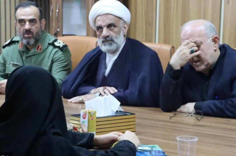 دیدار فرمانده و مسئول نمایندگی ولیفقیه در سپاه قدس گیلان با خانواده شهید مدافع امنیت رضا سلمانی پیشه دیدار فرمانده و مسئول نمایندگی ولیفقیه در سپاه قدس گیلان با خانواده شهید مدافع امنیت رضا سلمانی پیشه