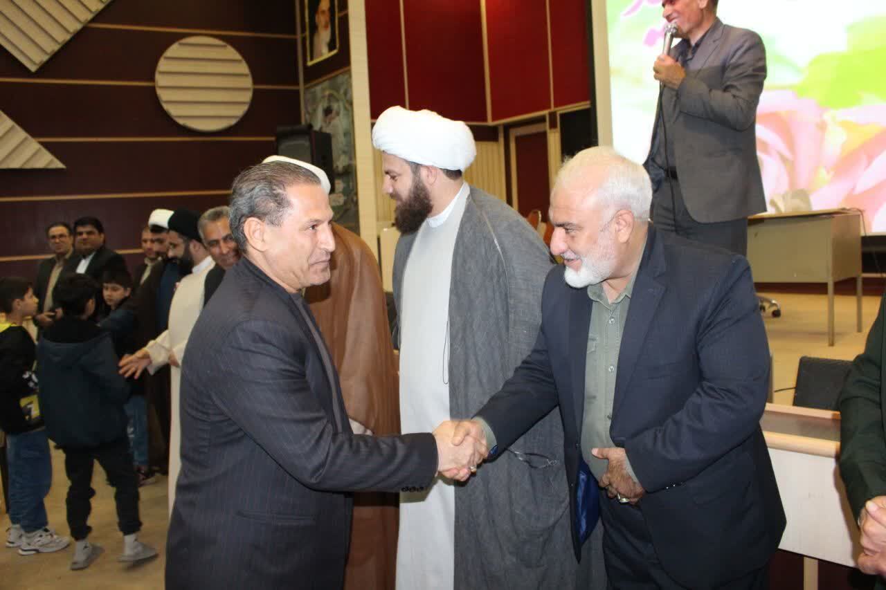 تجلیل از نخبه قرآنی گیلانغرب توسط مسئولین سپاه گیلانغرب تجلیل از نخبه قرآنی گیلانغرب توسط مسئولین سپاه گیلانغرب
