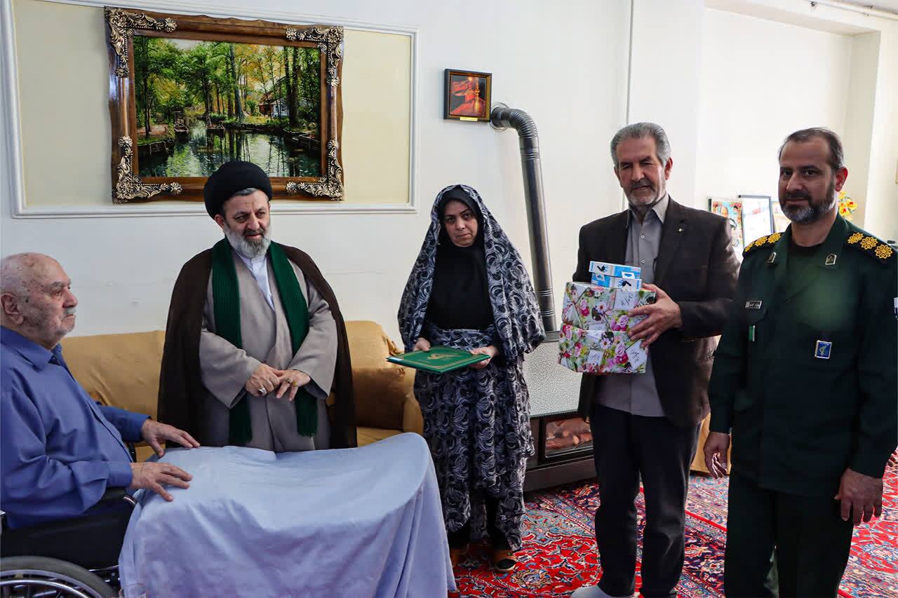 دیدار مسئول دفتر نمایندگی ولی‌فقیه در سپاه استان مرکزی با خانواده شهید سردار حسن آقایی از شهدای فراجا