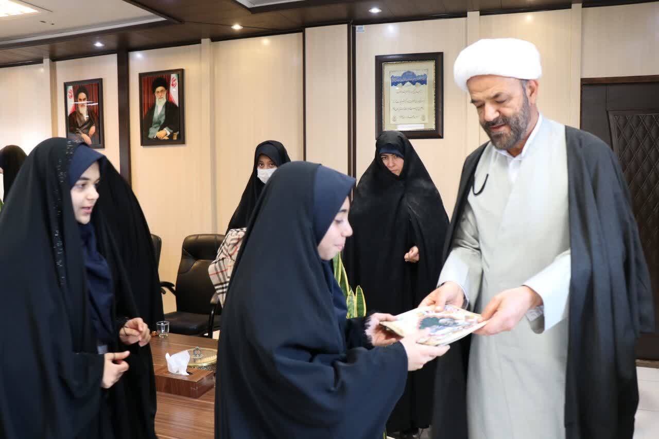 دیدار صمیمانه دانش آموزان دختر مدرسه فطرت با مسئول دفتر نمایندگی ولیفقیه در سپاه استان اصفهان دیدار صمیمانه دانش آموزان دختر مدرسه فطرت با مسئول دفتر نمایندگی ولیفقیه در سپاه استان اصفهان