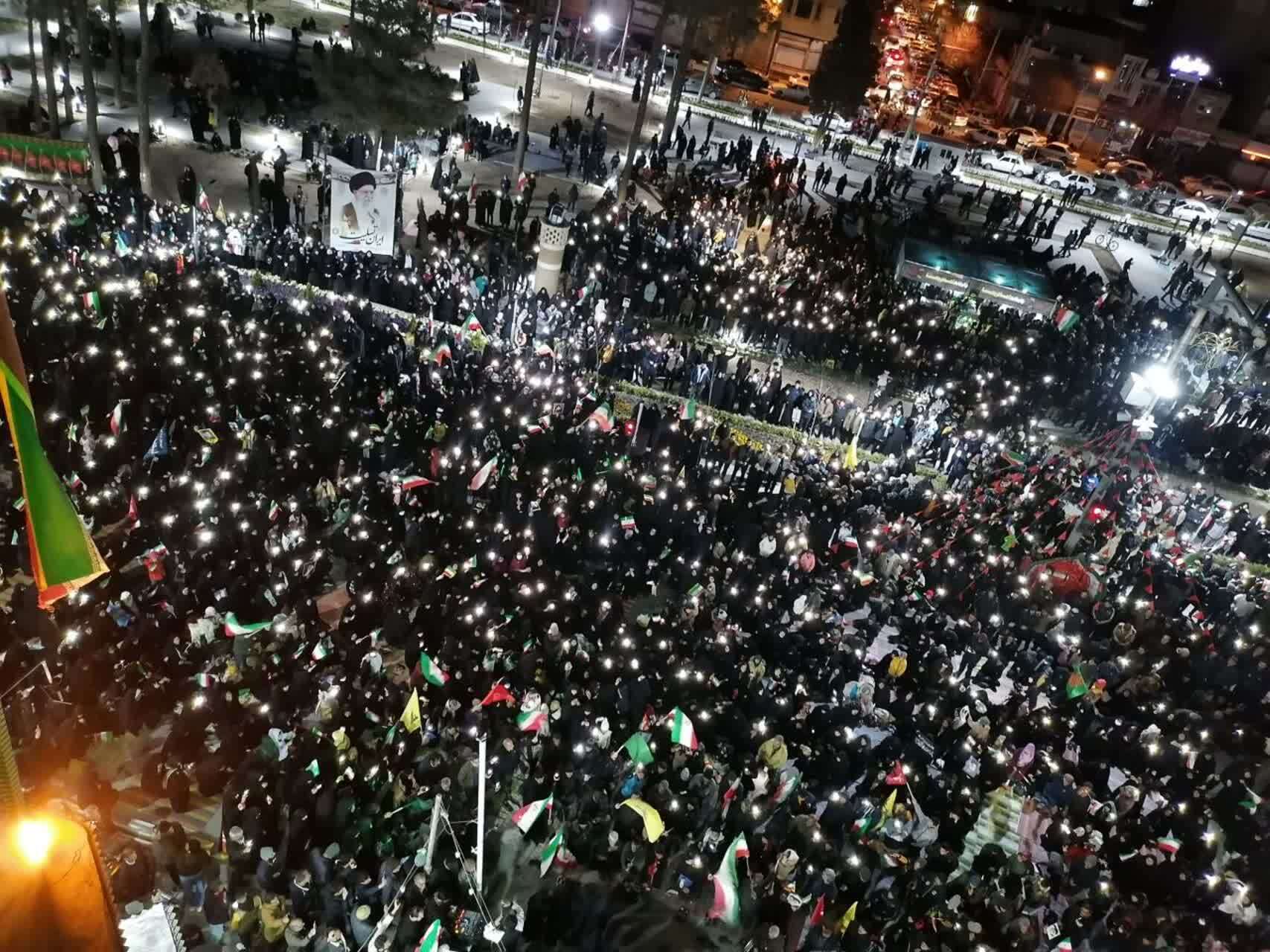 میدان سه راه سیمین استان اصفهان مملو از جمعیت عاشق رهبری شهید برای سومین شب متوالی میدان سه راه سیمین استان اصفهان مملو از جمعیت عاشق رهبری شهید برای سومین شب متوالی