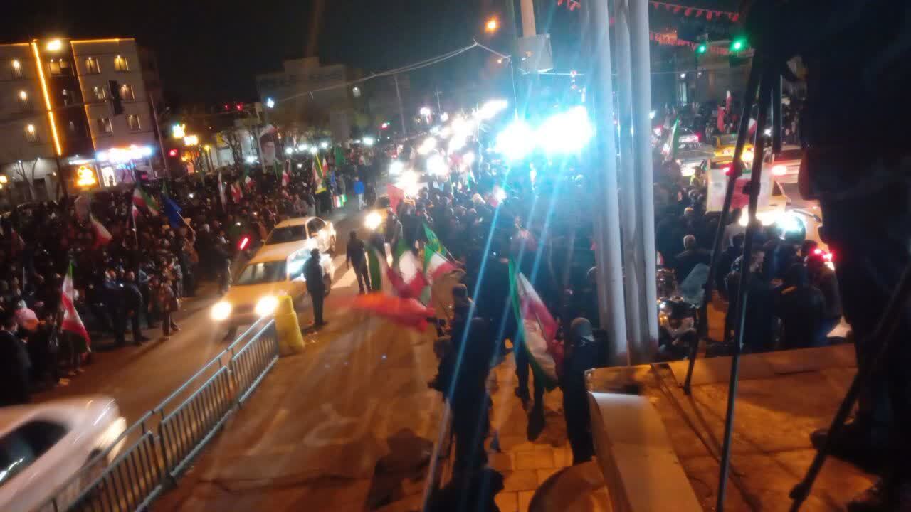میدان سه راه سیمین استان اصفهان مملو از جمعیت عاشق رهبری شهید برای سومین شب متوالی میدان سه راه سیمین استان اصفهان مملو از جمعیت عاشق رهبری شهید برای سومین شب متوالی