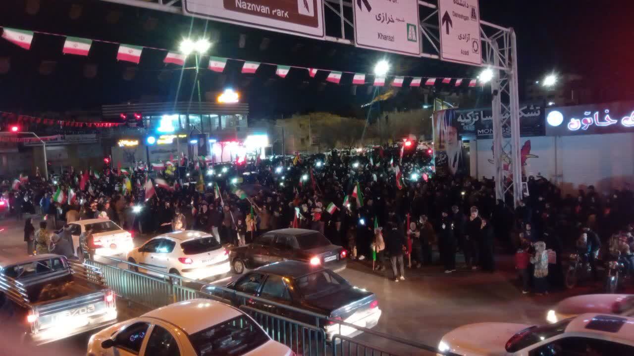 میدان سه راه سیمین استان اصفهان مملو از جمعیت عاشق رهبری شهید برای سومین شب متوالی میدان سه راه سیمین استان اصفهان مملو از جمعیت عاشق رهبری شهید برای سومین شب متوالی