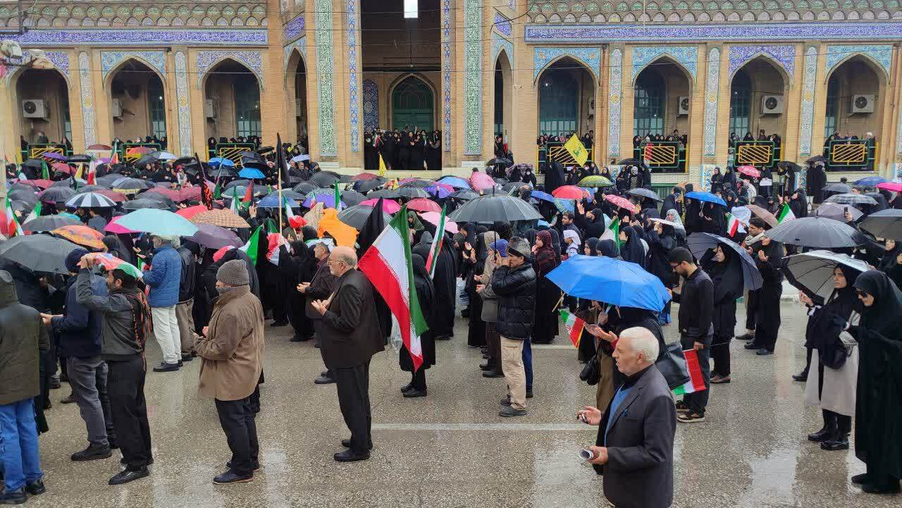 فریاد انتقام مردم دروازه کربلا در روز قدس/حضور بینظیر مردم کرمانشاه در هوای بارانی فریاد انتقام مردم دروازه کربلا در روز قدس/حضور بینظیر مردم کرمانشاه در هوای بارانی