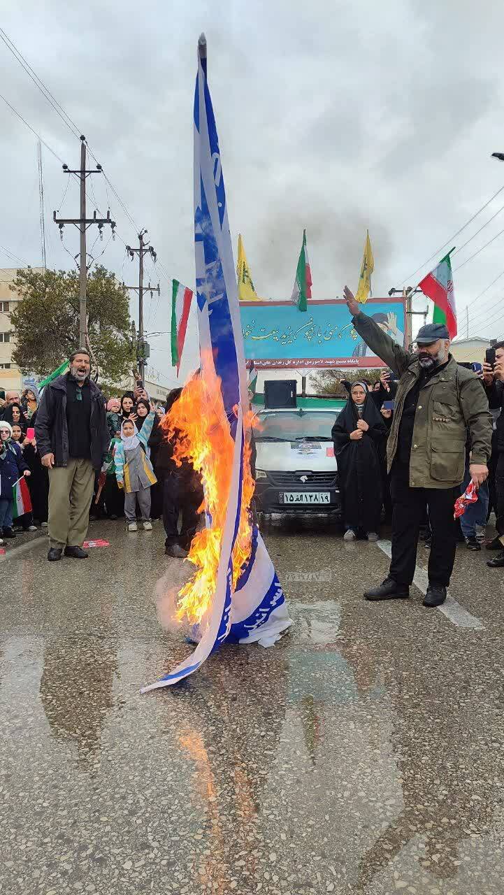فریاد انتقام مردم دروازه کربلا در روز قدس/حضور بینظیر مردم کرمانشاه در هوای بارانی فریاد انتقام مردم دروازه کربلا در روز قدس/حضور بینظیر مردم کرمانشاه در هوای بارانی