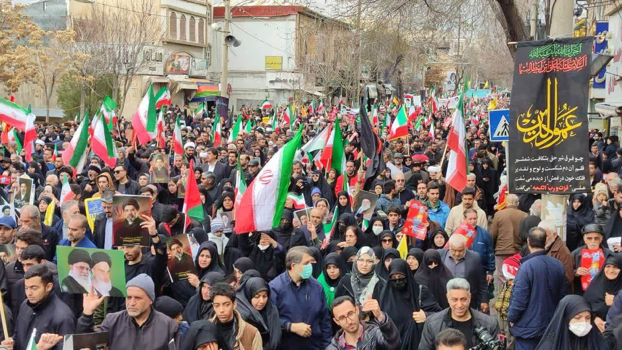 فریاد انتقام مردم دروازه کربلا در روز قدس/حضور بینظیر مردم کرمانشاه در هوای بارانی فریاد انتقام مردم دروازه کربلا در روز قدس/حضور بینظیر مردم کرمانشاه در هوای بارانی