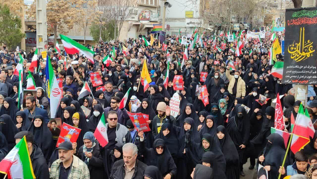 فریاد انتقام مردم دروازه کربلا در روز قدس/حضور بینظیر مردم کرمانشاه در هوای بارانی فریاد انتقام مردم دروازه کربلا در روز قدس/حضور بینظیر مردم کرمانشاه در هوای بارانی