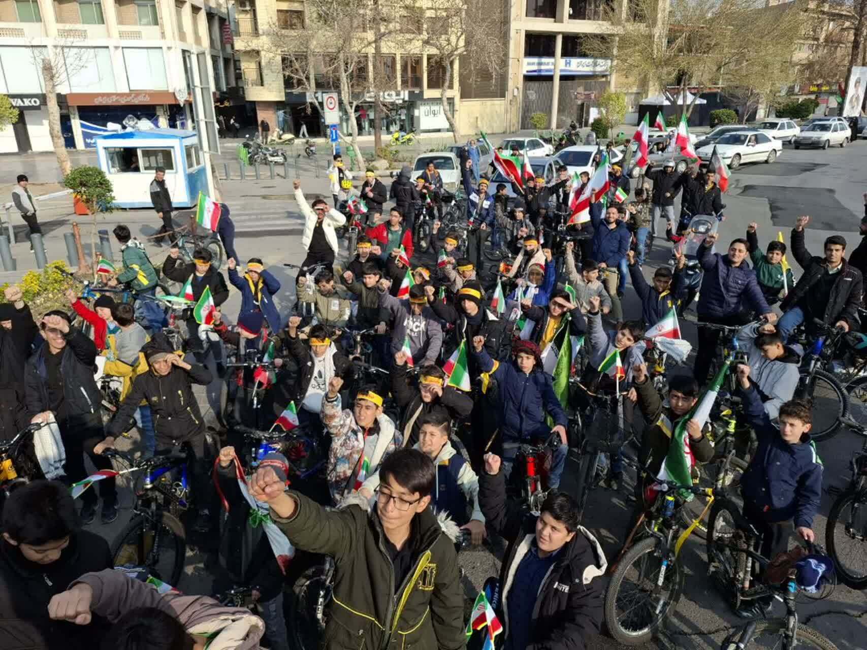 بچه‌های انقلاب در میدان انقلاب