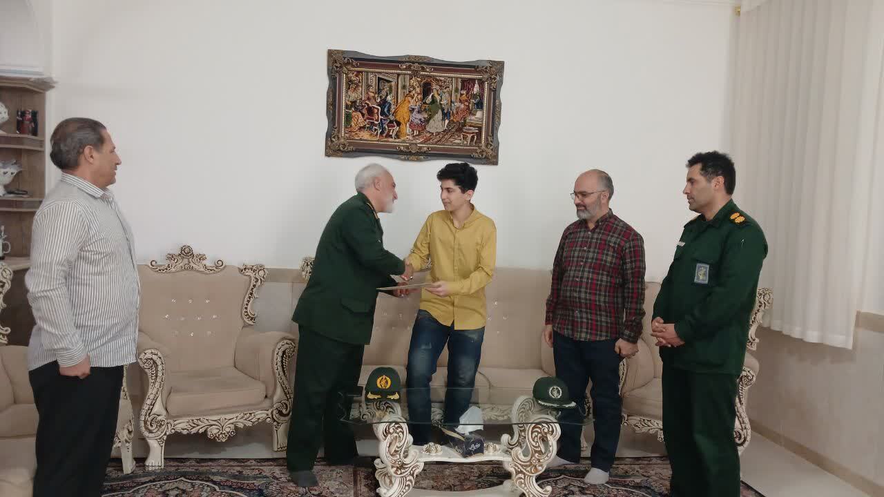 دیدار مسئولین گیلانغرب با نخبه قرآنی دیدار مسئولین گیلانغرب با نخبه قرآنی
