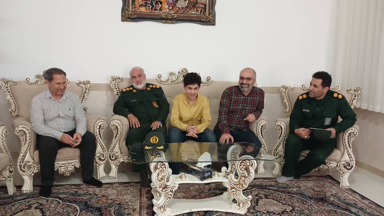 دیدار مسئولین گیلانغرب با نخبه قرآنی دیدار مسئولین گیلانغرب با نخبه قرآنی