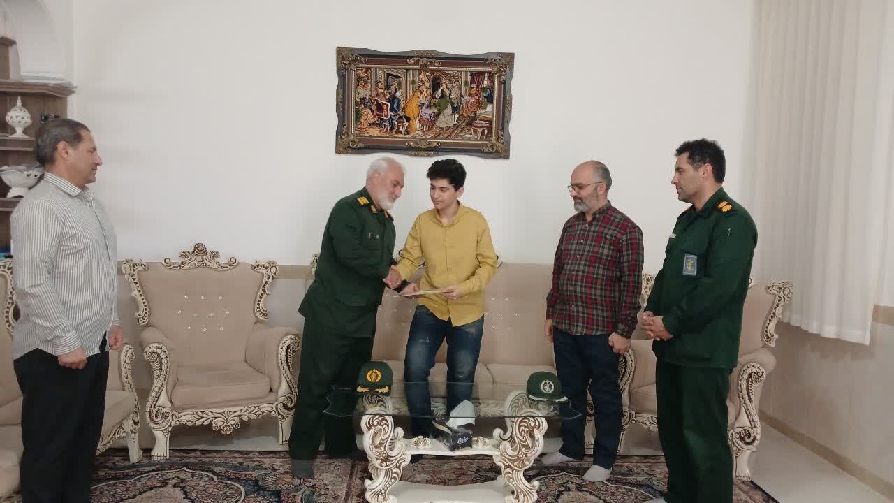 دیدار مسئولین گیلانغرب با نخبه قرآنی دیدار مسئولین گیلانغرب با نخبه قرآنی