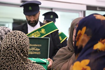 عیادت خادمان حرم حضرت فاطمه معصومه (س) از مجروحان و مصدومان حادثه بندر شهید رجایی