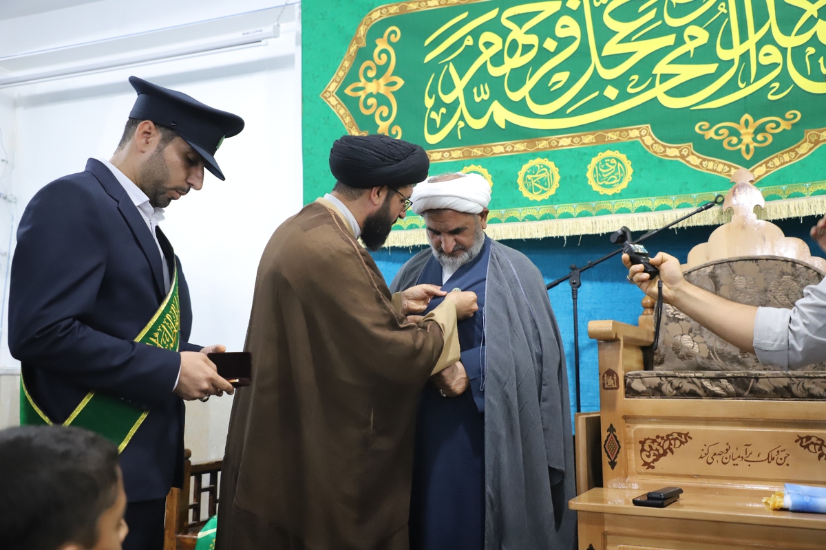 اهداء نشان خادم افتخاری حرم شریف حضرت معصومه (س) به مسئول نمایندگی ولی فقیه در ندسا