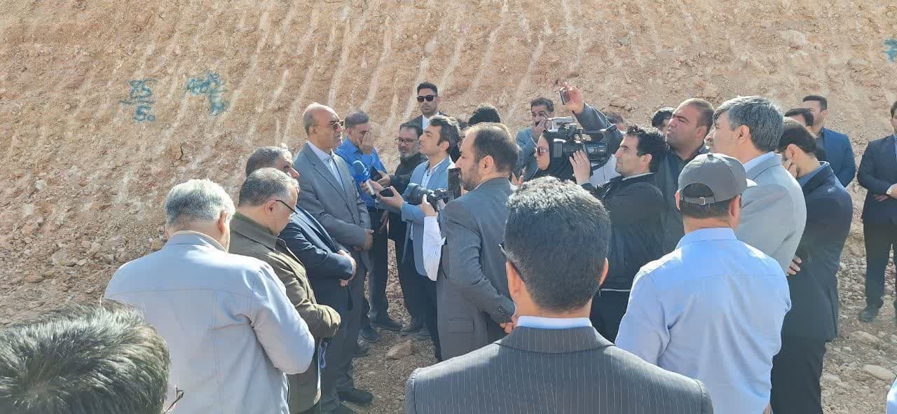 بازدید استاندار کرمانشاه و نماینده مجلس از روند اجرای طرح سامانه گرمسیری در سرپل‌ذهاب
