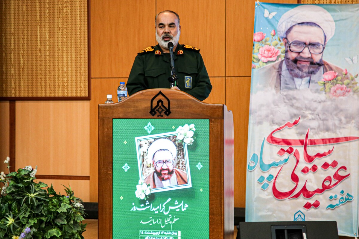 معلمی ایجاد تحرک فکری و تقویت ایمان و اراده دانشجویان است