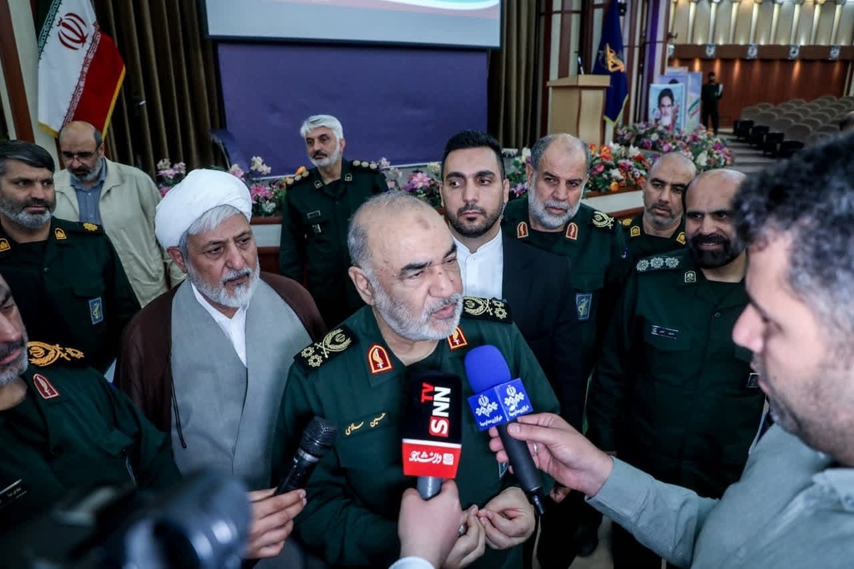 سپاه برای حل مشکلات بندر شهید رجایی در کنار مردم است
