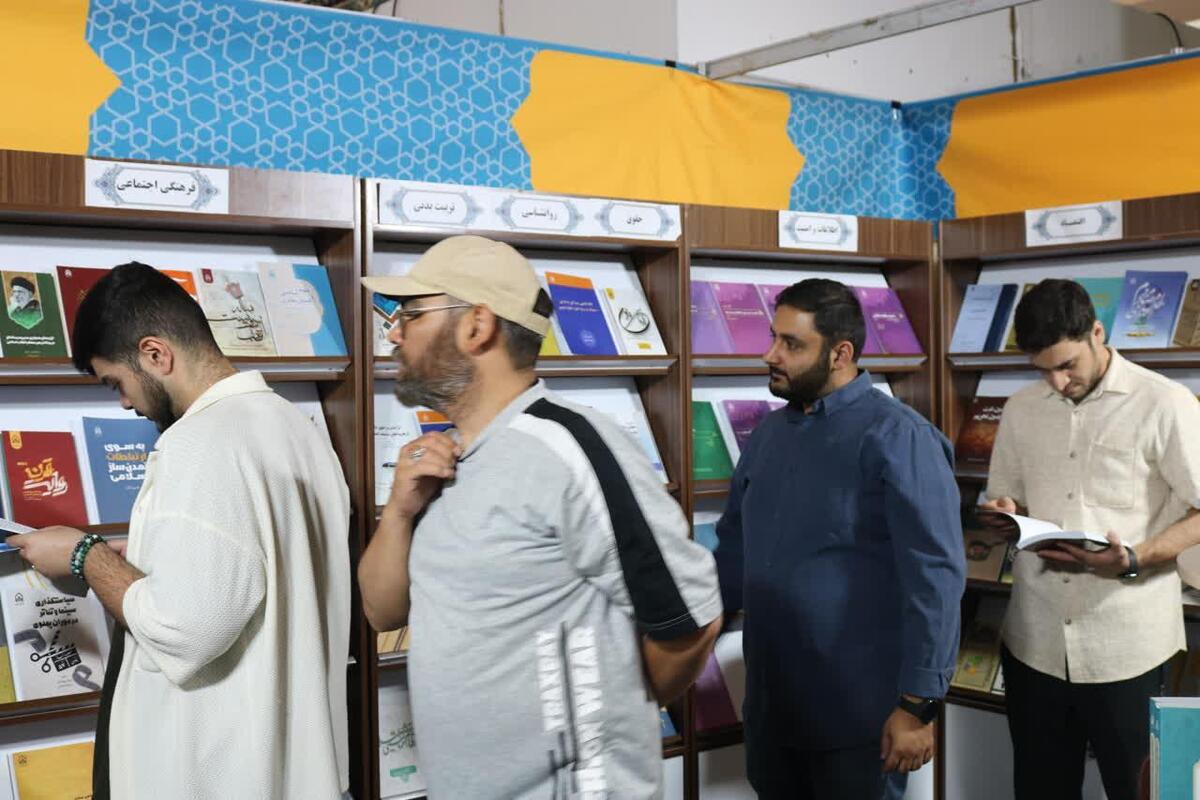 غرفه انتشارات دانشگاه جامع امام حسین(ع) در نمایشگاه کتاب