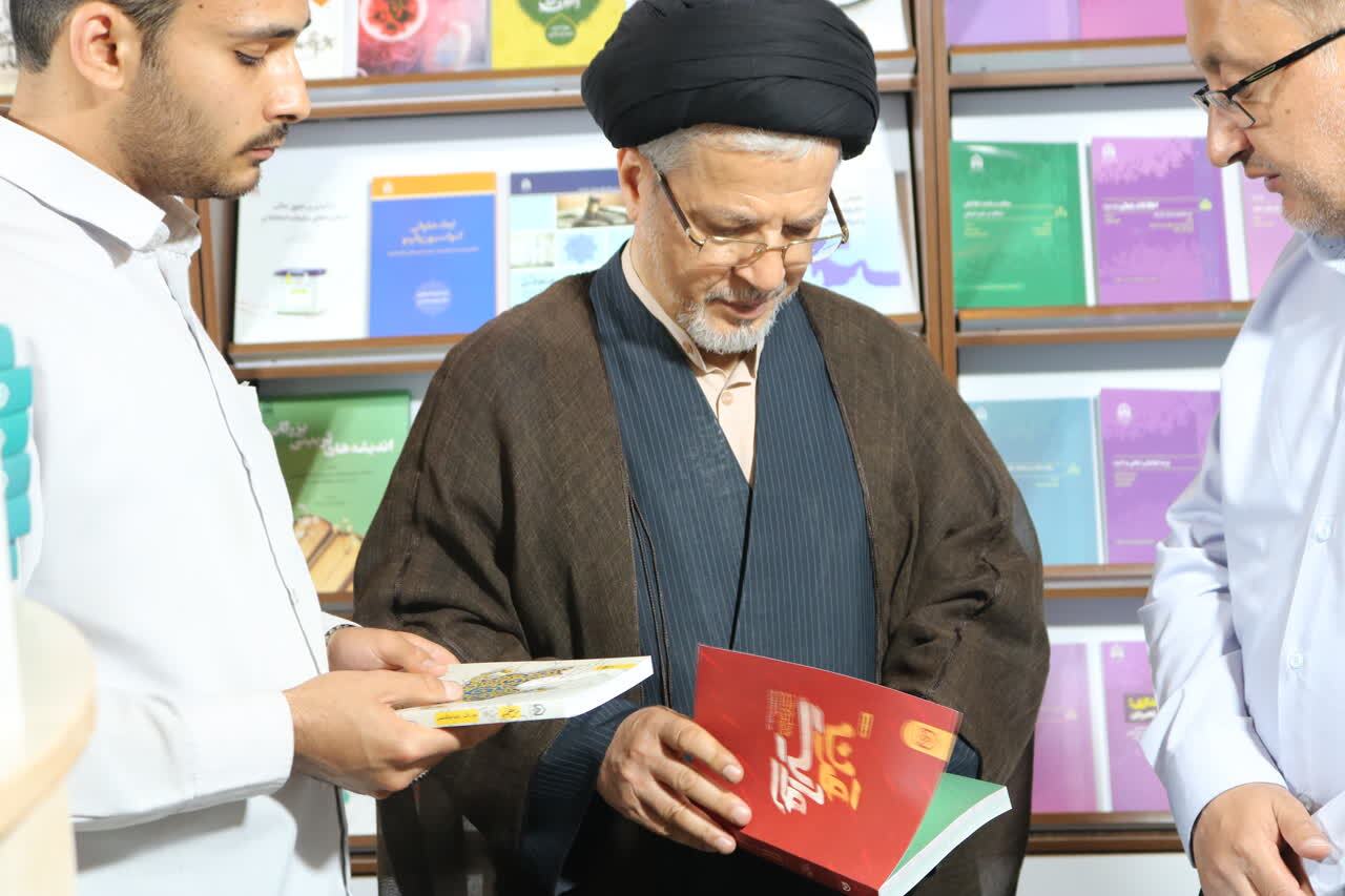 غرفه انتشارات دانشگاه جامع امام حسین(ع) در نمایشگاه کتاب
