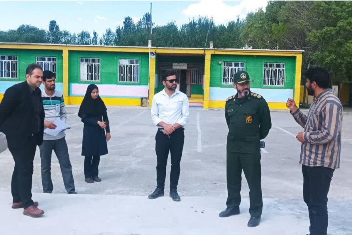 بازدید سرهنگ اسماعیلی از روند احداث کفپوش ورزشی دبستان شهید شهریار دلبران