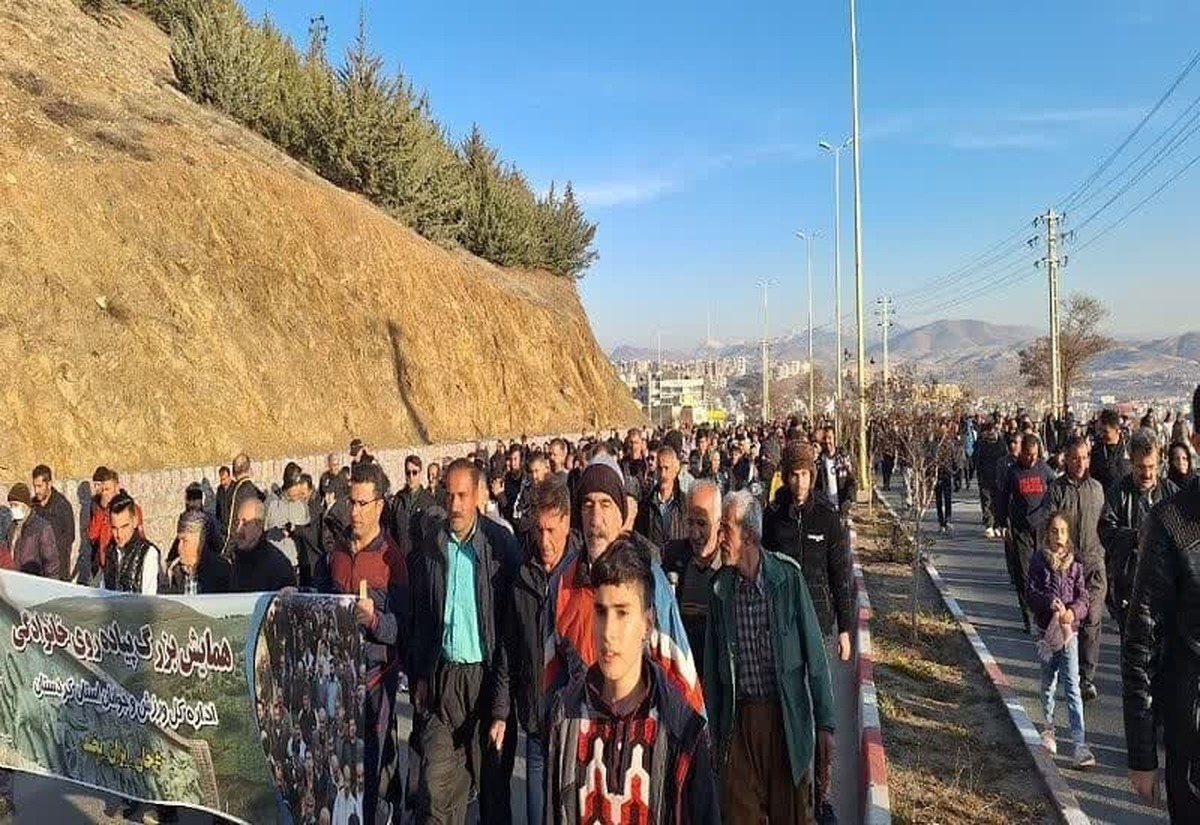برگزاری همایش پیاده‌روی خانوادگی در سنندج به مناسبت سالگرد سفر رهبری به کردستان
