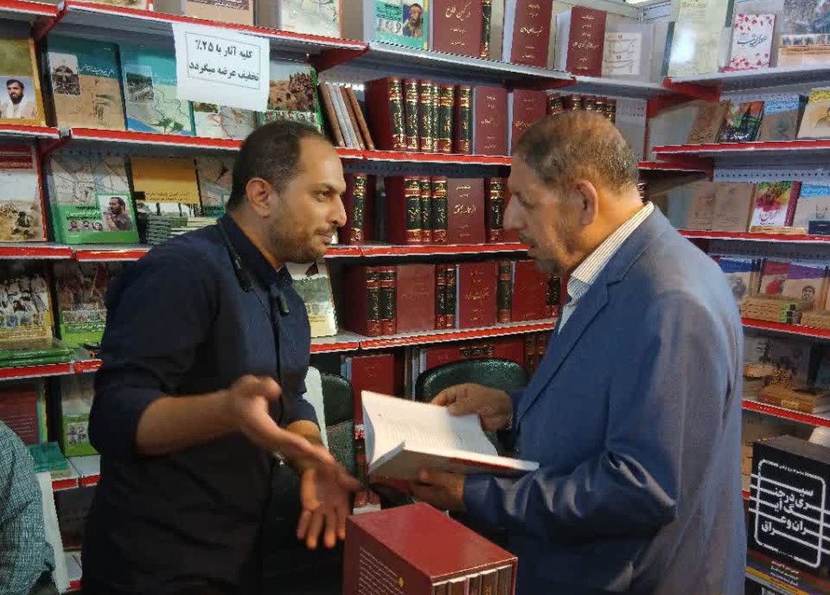 بازدید عضو حقوقدان شورای نگهبان و مشاور فرمانده کل سپاه از غرفه مرکز اسناد