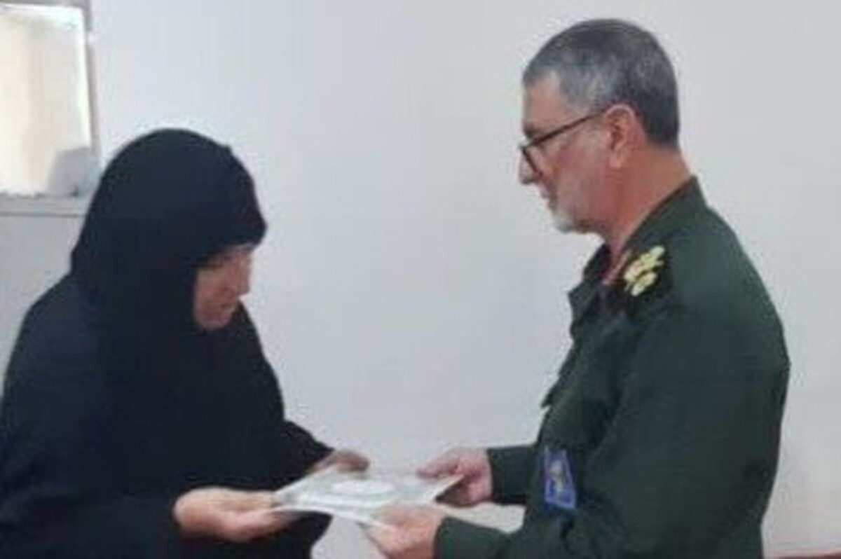دیدار فرمانده سپاه ایلام با خانواده شهید سیدی