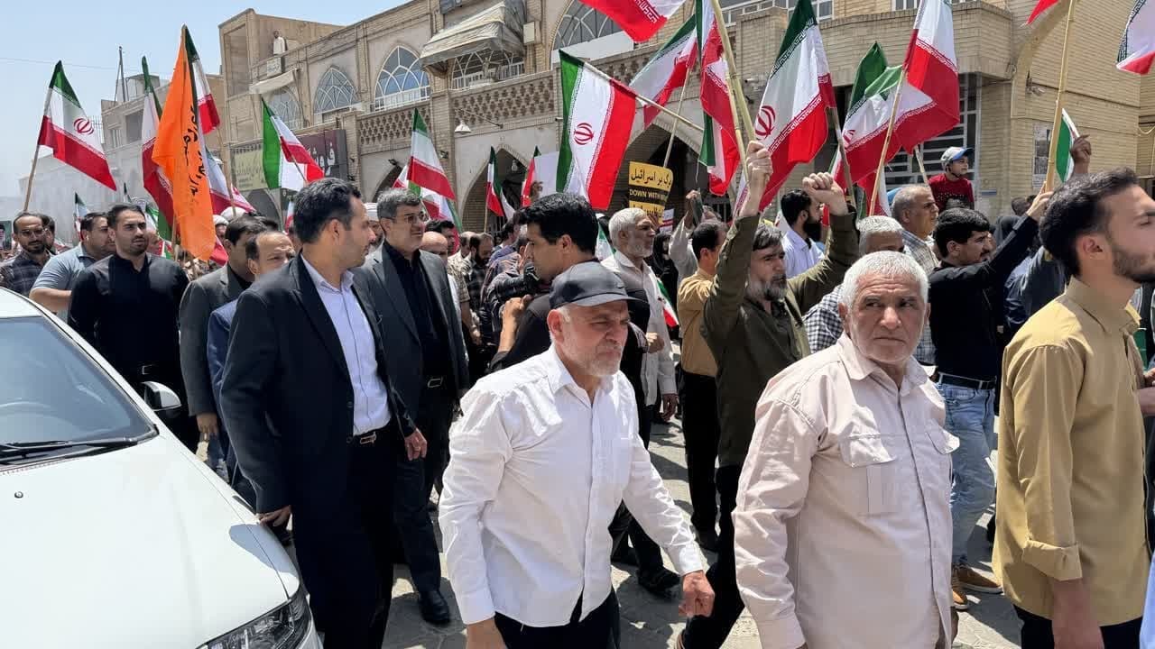 حضور استاندار یزد و جمع کثیری از مردم و مسوولین در راهپیمایی جمعه خشم